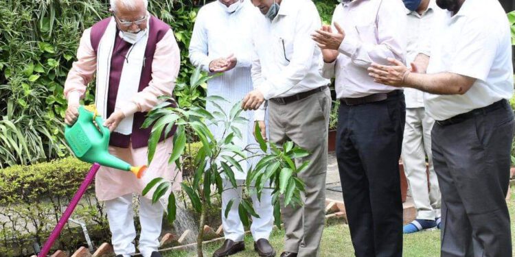 पेड़ लगाकर अपने आस पास हरियाली बनाये रखने का संकल्प लें लोग : मनोहर लाल