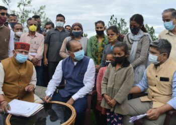 पांच बेटियों की असहाय माॅं की आर्थिक मदद के लिए फरिश्ता बने मुख्यमंत्री