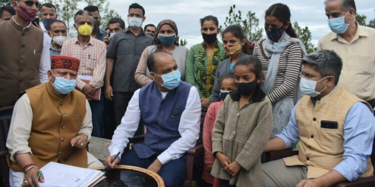 पांच बेटियों की असहाय माॅं की आर्थिक मदद के लिए फरिश्ता बने मुख्यमंत्री