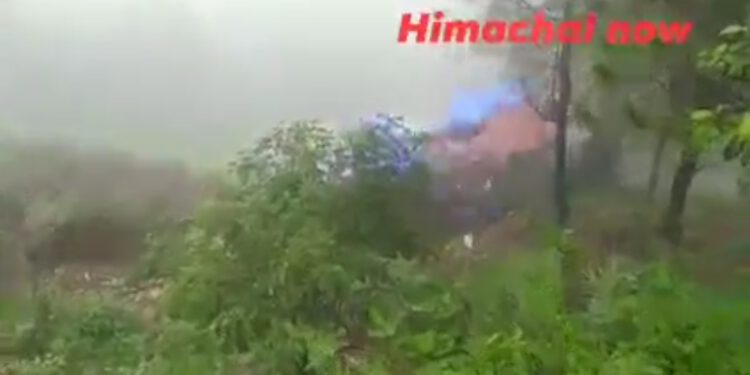 करसोग में लुढ़का ट्रक