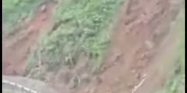 राष्ट्रीय उच्च मार्ग 707 पावटा साहिब से रोहड़ू जाने वाला बड़वास के पास लगभग 50 मीटर पूरी सड़क धसने से अवरुद्ध