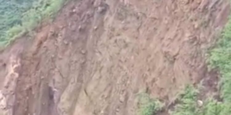 आनी में लैंड स्लाइड, एन एच- 305 अवरूद्ध