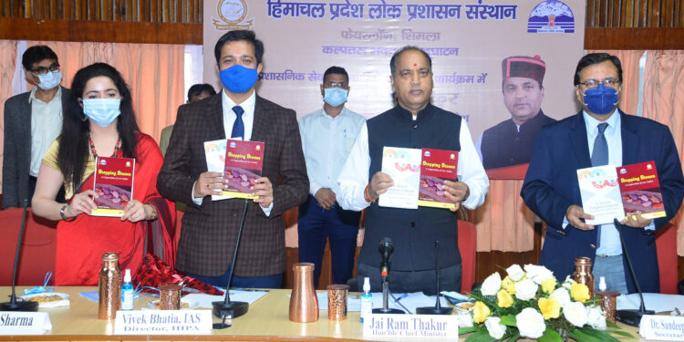 समाज के प्रत्येक वर्ग के सामाजिक-आर्थिक उत्थान और कल्याण सुनिश्चित करने के लिए अधिकारियों को लीक से हट कर सोचना चाहिए : जय राम ठाकुर