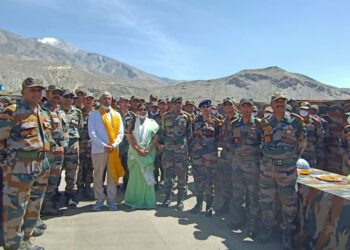 राज्यपाल ने समदोह में सेना के जवानों के साथ बातचीत की