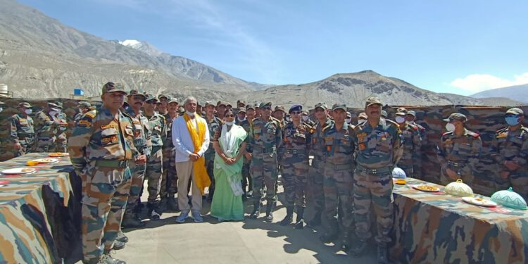 राज्यपाल ने समदोह में सेना के जवानों के साथ बातचीत की