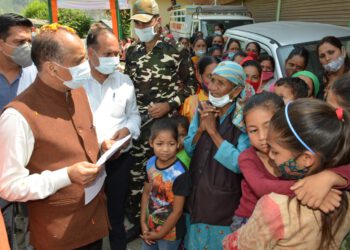 सीएम ने सौमी देवी को प्रदान की एक लाख रुपये की आर्थिक सहायता