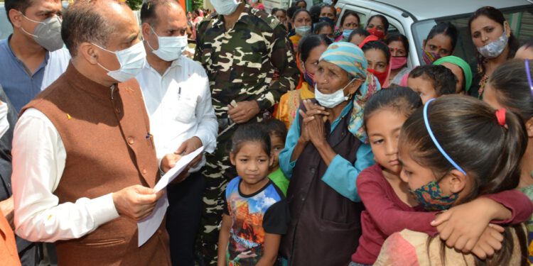 सीएम ने सौमी देवी को प्रदान की एक लाख रुपये की आर्थिक सहायता