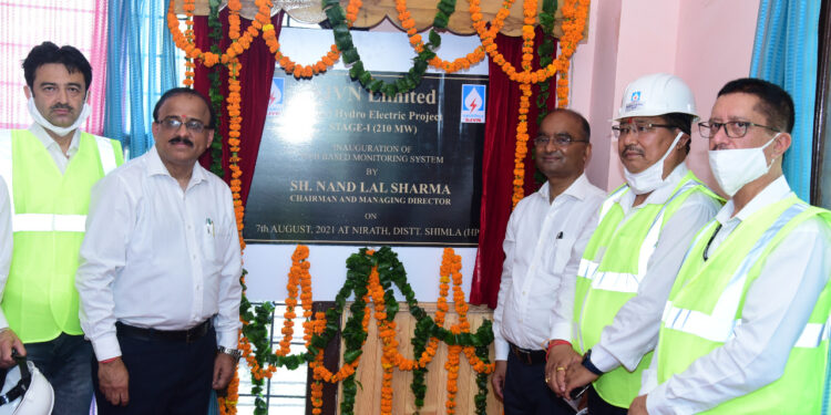 नन्द लाल शर्मा, अध्यक्ष एवं प्रबंध निदेशक, एसजेवीएन ने लूहरी परियोजना के बाँध एवं विद्युत गृह की पहली बेंच का ब्लास्ट ट्रिगर किया