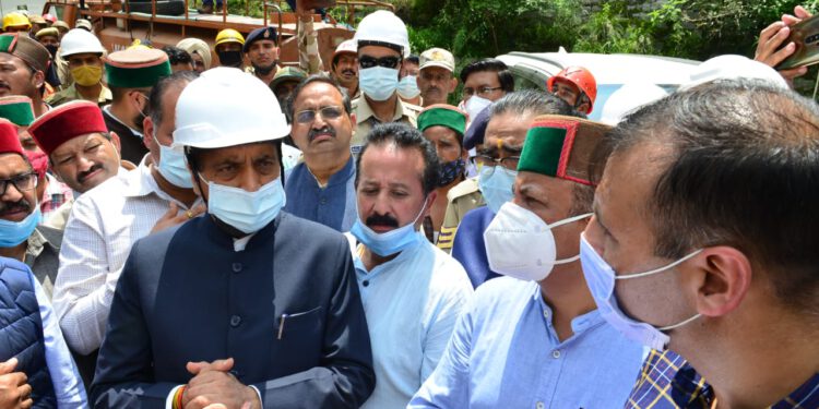 मुख्यमंत्री ने न्यूगलसरी पहुंचकर राहत एवं बचाव कार्यों का जायजा लिया