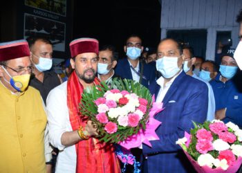 मुख्यमंत्री ने केन्द्रीय मंत्री अनुराग सिंह ठाकुर का गर्मजोशी से स्वागत किया