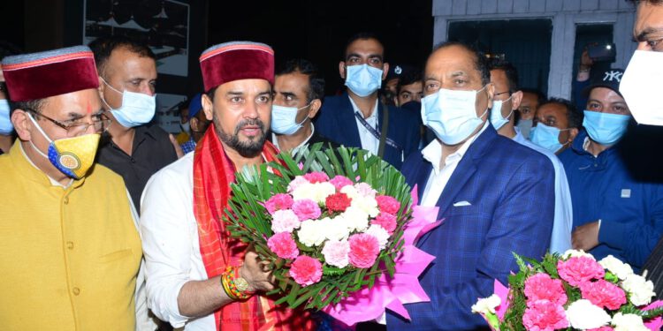 मुख्यमंत्री ने केन्द्रीय मंत्री अनुराग सिंह ठाकुर का गर्मजोशी से स्वागत किया