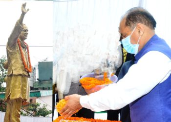 मुख्यमंत्री ने पूर्व प्रधानमंत्री राजीव गांधी को पुष्पांजलि अर्पित की