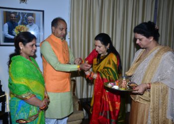 विभिन्न समुदाय व महिला मोर्चा की सदस्यों ने मुख्यमंत्री की कलाई पर बांधी राखी