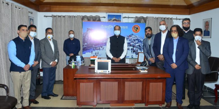 मुख्यमंत्री को 32 आईसीयू पेशेंट माॅनिटर्ज भेंट किए