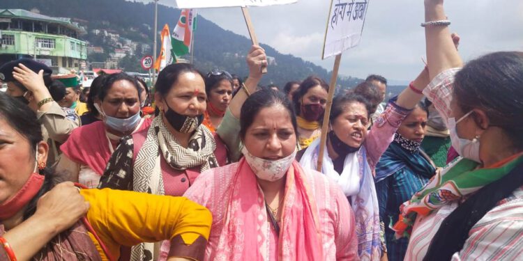 महिला कांग्रेस ने महँगाई के खिलाफ विधानसभा के बाहर बोला हल्ला
