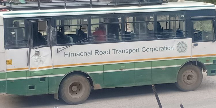 निगुलसरी के पास आज फिर से पत्थर गिरने से परिवहन निगम की बस में सवार दो लोगों को आई चोटें …..भूस्खलन के तीसरे दिन शुक्रवार को मलबे से दो ओर शव निकाले