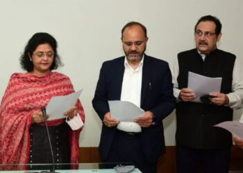 एसजेवीएन में निगम स्तर पर हिंदी पखवाड़े का शुभारंभ करते हुए गीता कपूर ने सभी कर्मचारियों एवं अधिकारियों को दिलवाई राजभाषा प्रतिज्ञा