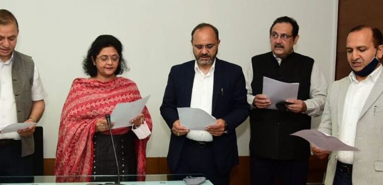 एसजेवीएन में निगम स्तर पर हिंदी पखवाड़े का शुभारंभ करते हुए गीता कपूर ने सभी कर्मचारियों एवं अधिकारियों को दिलवाई राजभाषा प्रतिज्ञा