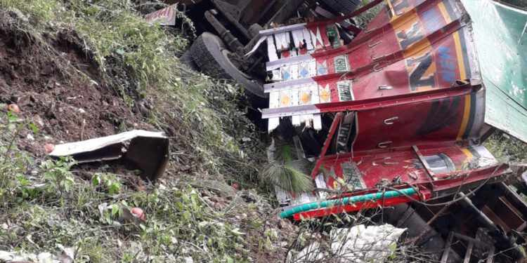 ब्योलिया में पलटा सेब से लदा ट्रक