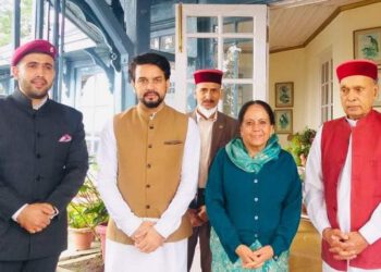 पूर्व मुख्यमंत्री प्रो.प्रेम कुमार धूमल उनके पुत्र केंद्रीय मंत्री अनुराग ठाकुर ने आज हॉली लॉज जाकर पूर्व मुख्यमंत्री स्व.वीरभद्र सिंह के परिवार से उनकी पत्नी पूर्व सासंद प्रतिभा सिंह व उनके पुत्र विधायक विक्रमादित्य सिंह से उनके निधन पर अपनी संवेदनाएं प्रकट की।