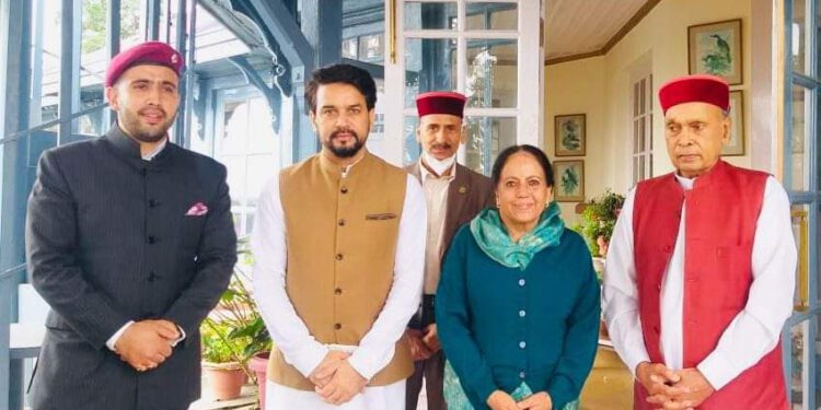 पूर्व मुख्यमंत्री प्रो.प्रेम कुमार धूमल उनके पुत्र केंद्रीय मंत्री अनुराग ठाकुर ने आज हॉली लॉज जाकर पूर्व मुख्यमंत्री स्व.वीरभद्र सिंह के परिवार से उनकी पत्नी पूर्व सासंद प्रतिभा सिंह व उनके पुत्र विधायक विक्रमादित्य सिंह से उनके निधन पर अपनी संवेदनाएं प्रकट की।