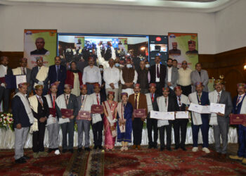 राज्यपाल ने शिक्षक दिवस पर 18 शिक्षकों को किया सम्मानित