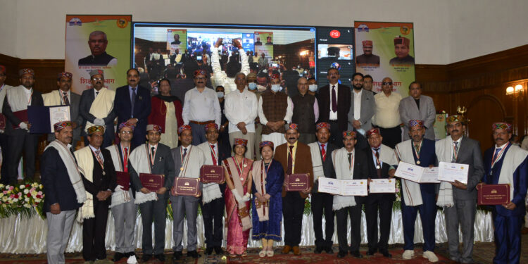 राज्यपाल ने शिक्षक दिवस पर 18 शिक्षकों को किया सम्मानित