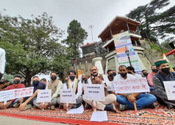 प्रदेश राजीव गांधी पंचायती राज संगठन   का गांधी की प्रतिमा के सामने  मुंह पर काली पटिया लगा कर शांति प्रदर्शन