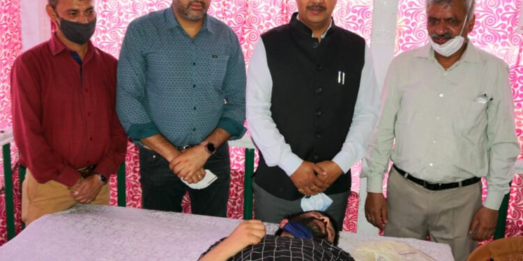 रिज मैदान शिमला पर संजय टंडन के जन्मदिन के उपलक्ष्य में रक्त दान शिविर आयोजित