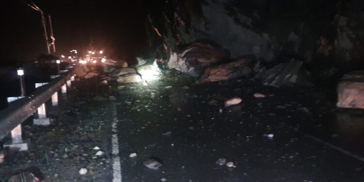 बारिश का कहर : शोघी-शिमला हाईवे पर   चलते वाहन पर गिरी चट्टान, दो घायलों को उपचार के लिए आईजीएमसी ले जाया गया : देखें कौन-कौन सी सडक़ें हुई है अवरूद्ध