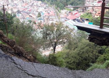 यूएस क्लब के पास गिरा डंगा