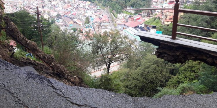 यूएस क्लब के पास गिरा डंगा