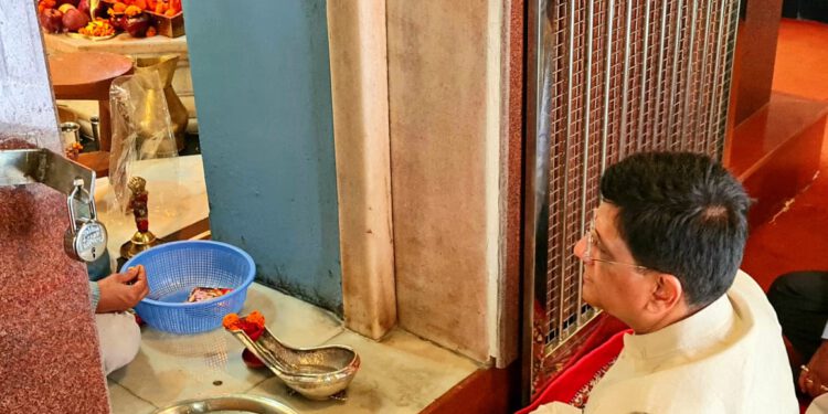 पीयूष गोयल ने कालीबाड़ी में टेका माथा, माँ का किया आशीर्वाद प्राप्त