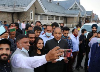 जयराम ठाकुर की सादगी के मुरीद हुए सैलानी