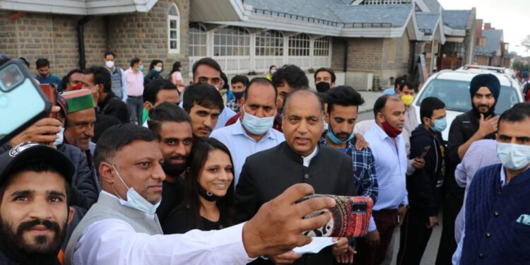 जयराम ठाकुर की सादगी के मुरीद हुए सैलानी