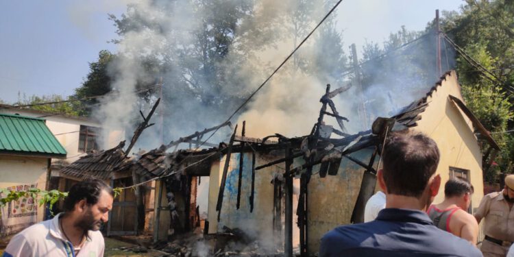 मंडी : भीषण अग्निकांड में लाखों की संपत्ति स्वाहा