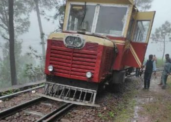 कालका-शिमला रेलकार बड़ोग के पास पटरी से उतरी, बाल-बाल बचे यात्री,  इस रेल मार्ग पर सभी ट्रेने रद्द