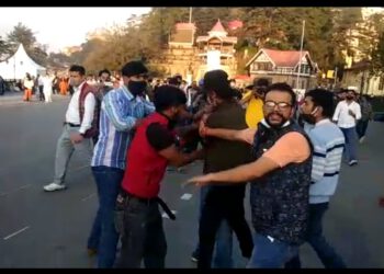शिमला में भिड़े लड़के पुलिस ने समय पर पहुंच कर किया बीच बचाव