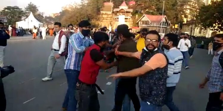 शिमला में भिड़े लड़के पुलिस ने समय पर पहुंच कर किया बीच बचाव