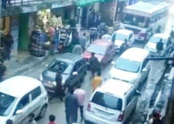 बसों की टाइमिंग को लेकर चालक परिचालकों मे हाथापाई, लगा लंबा जाम