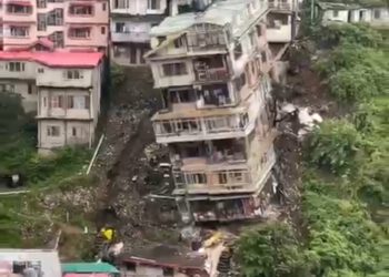 शिमला  शहर के कच्ची घाटी में देखते ही देखते ढहा 8 मंज़िला भवन, देखते रह गए लोग, जान का कोई नुकसान नहीं