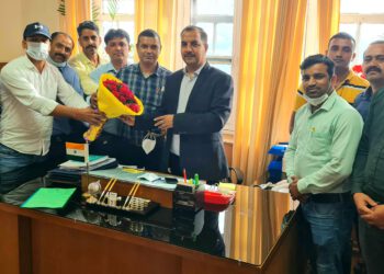 हिमाचल अनुबंध नियमित कर्मचारी संगठन ने त्रिलोक जम्वाल को सौंपा मांग पत्र