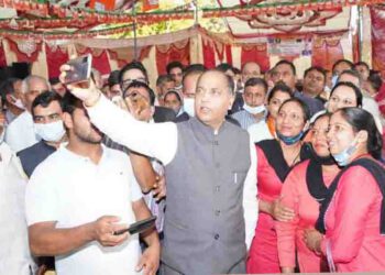 घास की कटाई के साथ कांग्रेस की भी सफाई करें : जयराम ठाकुर