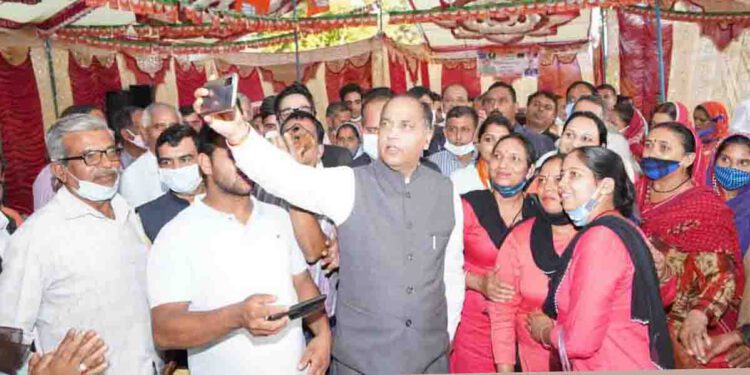 घास की कटाई के साथ कांग्रेस की भी सफाई करें : जयराम ठाकुर