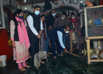 राज्यपाल व मुख्यमंत्री ने महात्मा गांधी और लाल बहादुर शास्त्री को दी श्रद्धांजलि, मुख्यमंत्री ने लिफ्ट के पास बने शिव मंदिर में सफाई अभियान में लिया भाग, रिज व मॉल पर भी घूमे सीएम