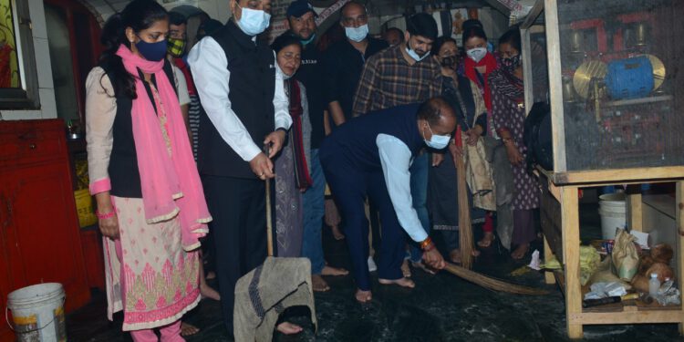 राज्यपाल व मुख्यमंत्री ने महात्मा गांधी और लाल बहादुर शास्त्री को दी श्रद्धांजलि, मुख्यमंत्री ने लिफ्ट के पास बने शिव मंदिर में सफाई अभियान में लिया भाग, रिज व मॉल पर भी घूमे सीएम