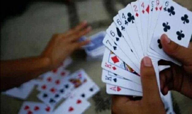 बिलासपुर : मंदिर में जुआ खेल रहे चार लोग पकड़े, नकदी भी बरामद