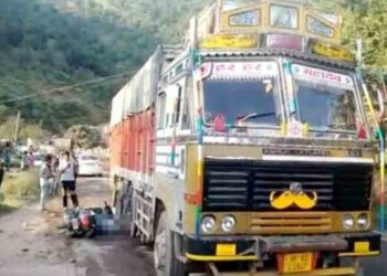 स्कूटी सवार को ट्रक ने कुचला, मौके पर ही तोड़ा दम