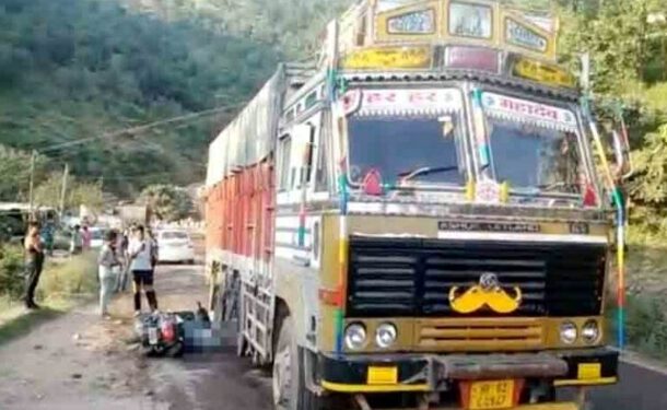 स्कूटी सवार को ट्रक ने कुचला, मौके पर ही तोड़ा दम