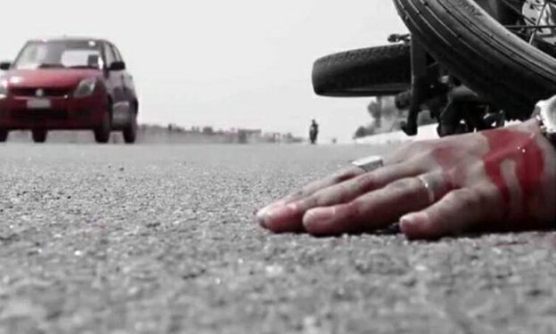 बाइक की सड़क किनारे खड़े रेत से भरे ट्रक से टक्कर, नाबालिग सहित दो की मौत